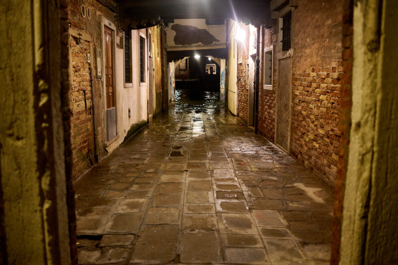 Venedig Wasser schwappt in die Gasse